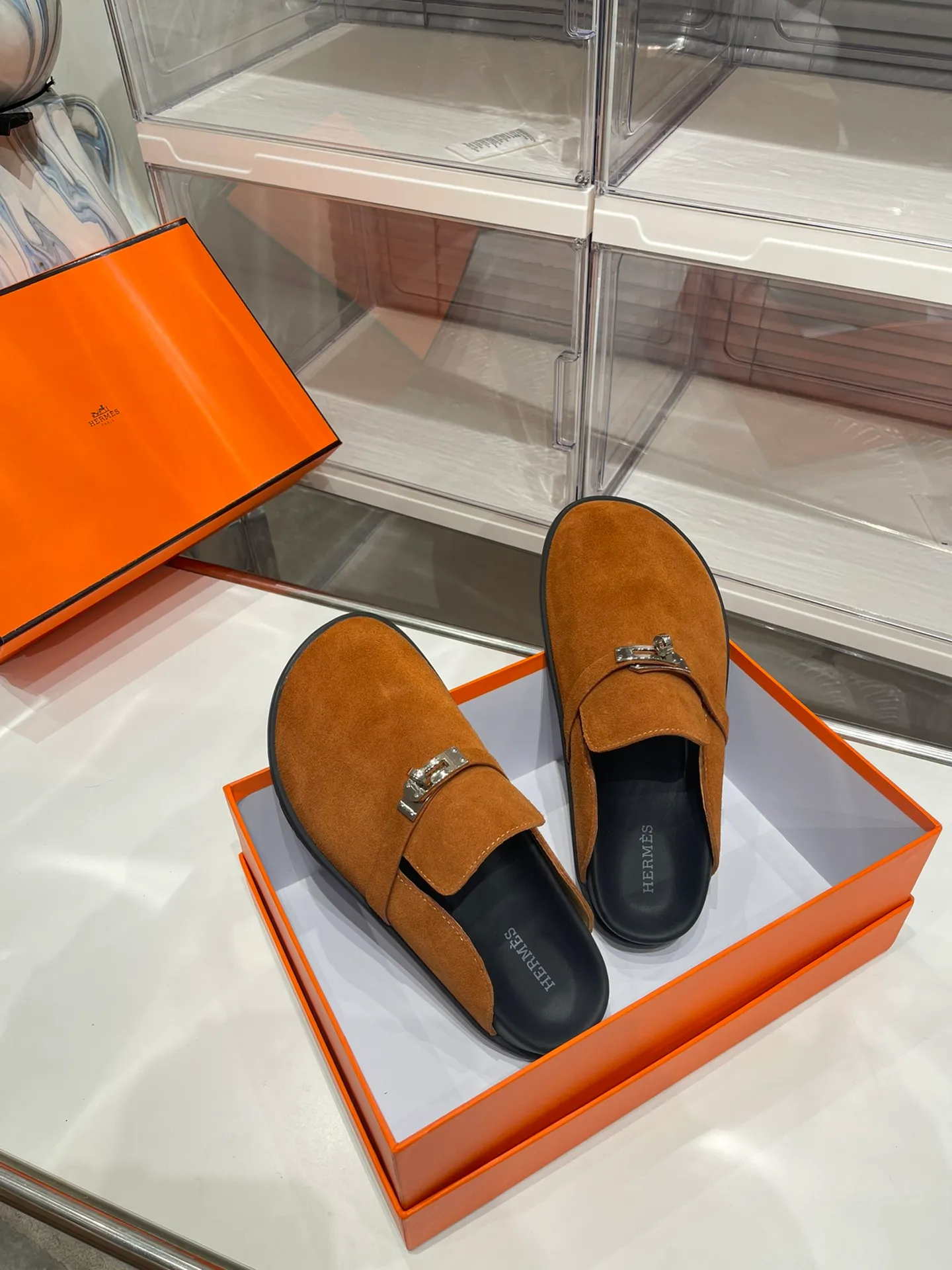 Women's shoes 240 men + 10🐮🐮HERMES Hermes' latest kelly buckle couple's Birkenstock slippers, classic family language design! It looks good no matter how you match it! Casual and high-end feeling, the comfort is also great, with a variety of colorful socks, a trendy sense of high-end ●Upper: imported cow suede ●Inner: imported sheepskin ●Foot pads: imported mixed sheepskin ●Outsole: T women's shoes u non-slip and wear-resistant outsole ●Code number: male 39-44 (45 46 customized) female 35-40 (41 42 customized)